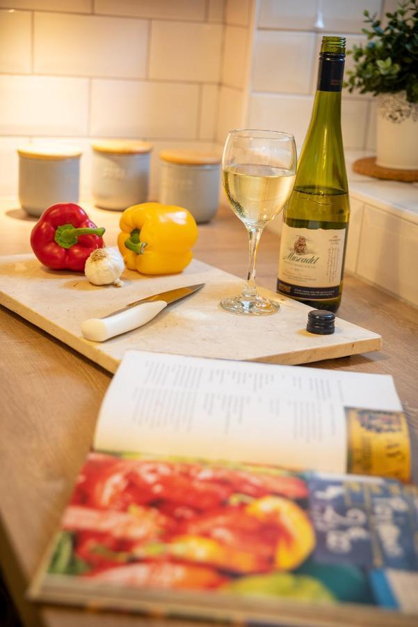 Woodland Cottage - Private Courtyard - Pet Friendly Retreat In The Heart Of Windermere Eksteriør billede